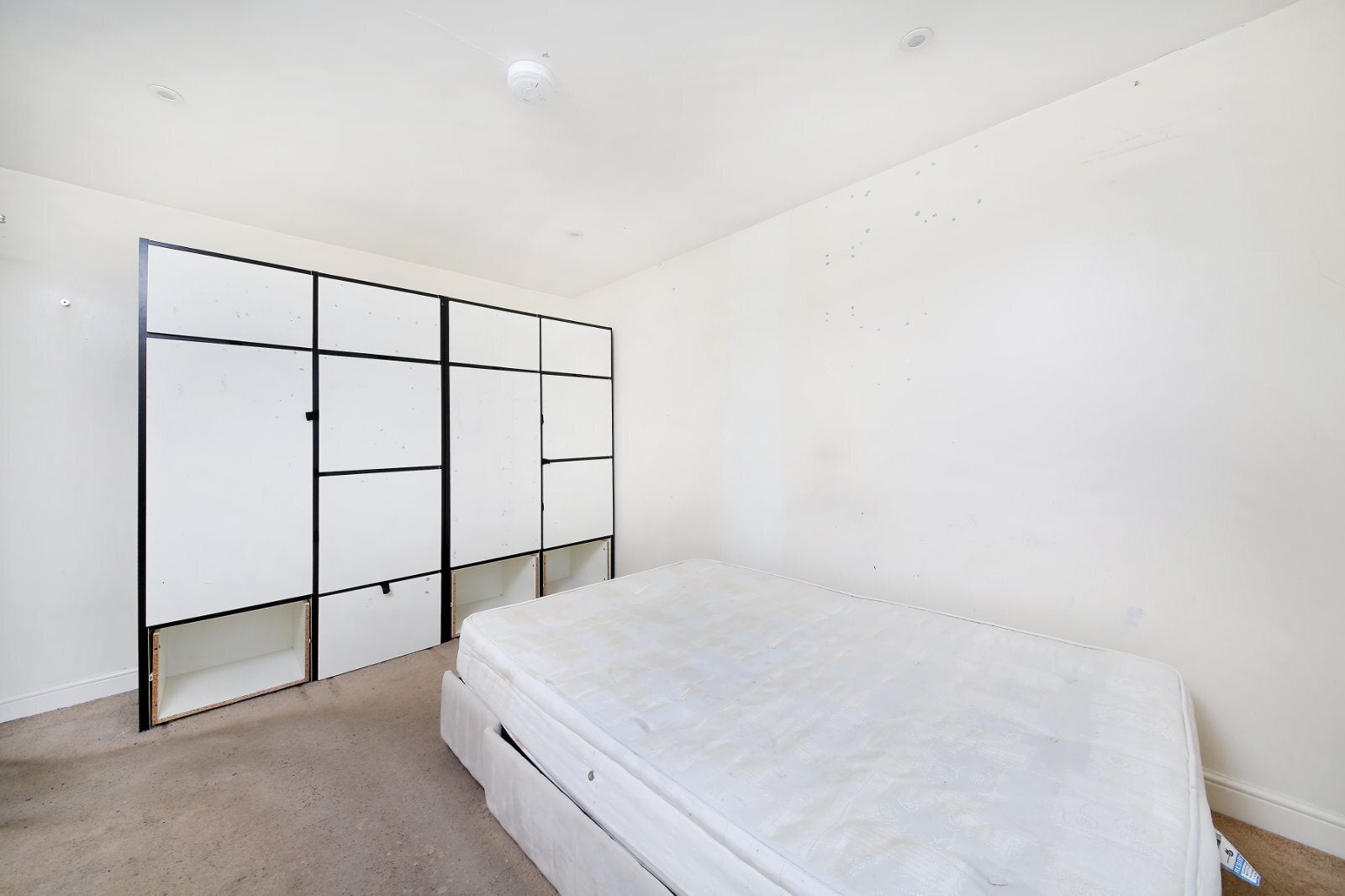 Flat Hazelhurst Road in Greater London