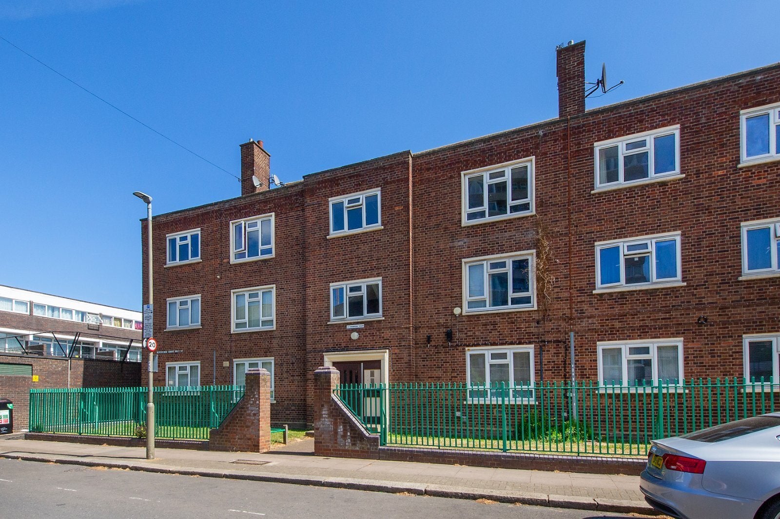 Flat Hazelhurst Road in Greater London
