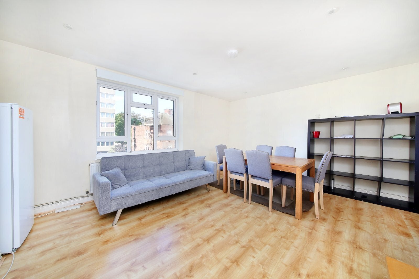 Flat Hazelhurst Road in Greater London