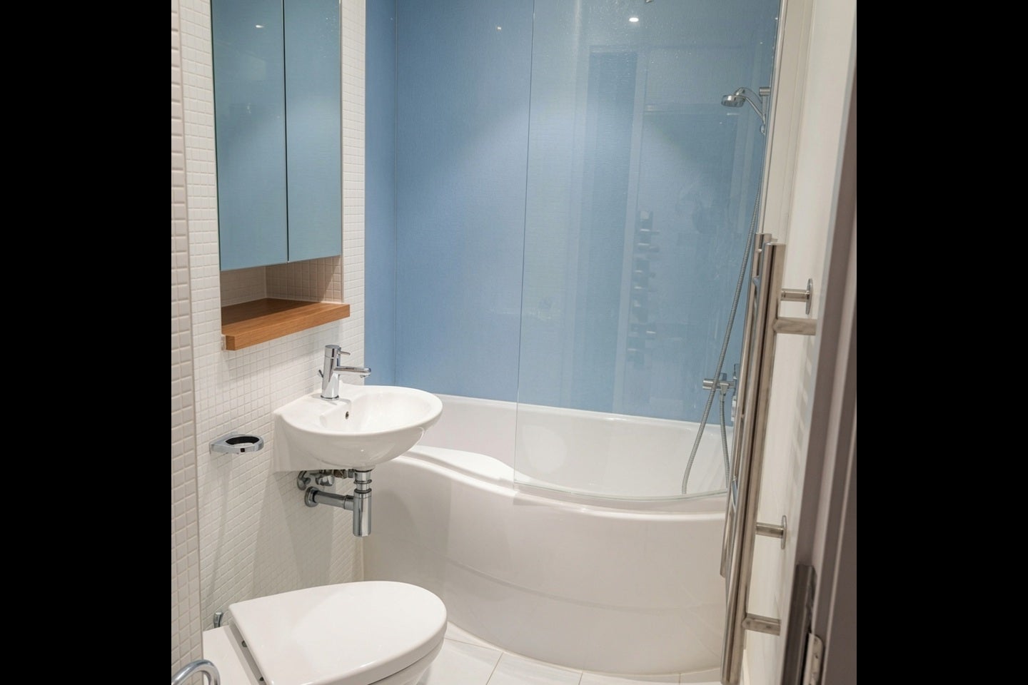 Flat Bromyard Avenue in Greater London