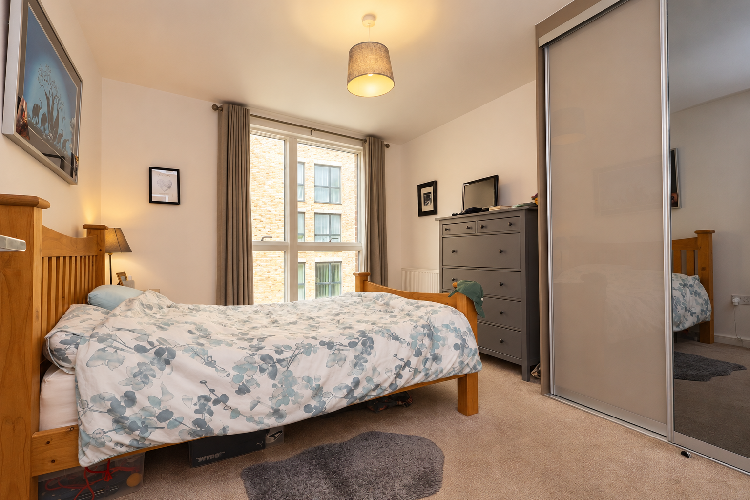 Flat Bollo Bridge Road in Greater London