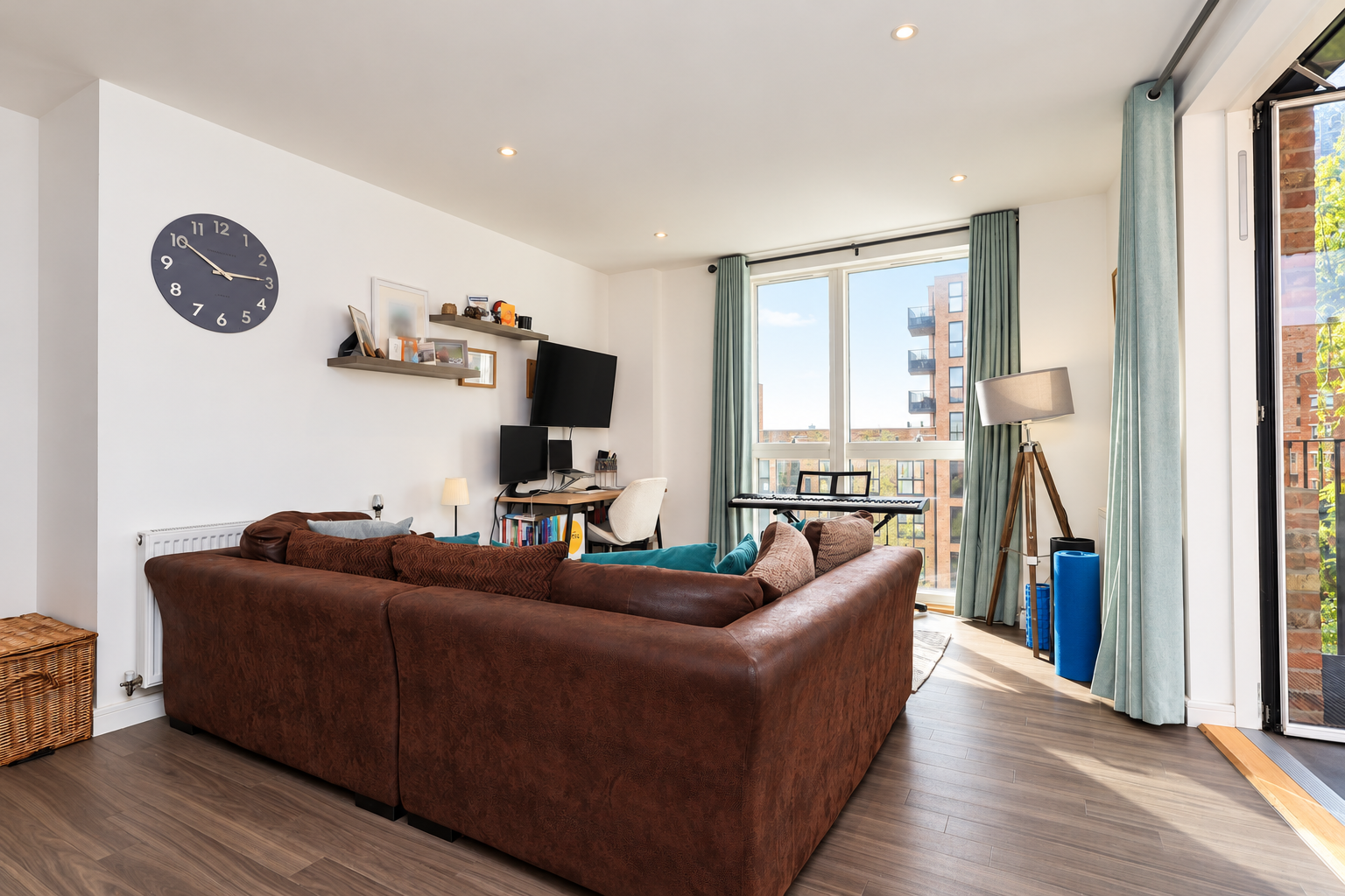 Flat Bollo Bridge Road in Greater London