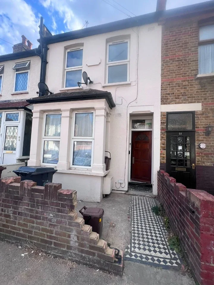 Flat Thorpe Road in Greater London