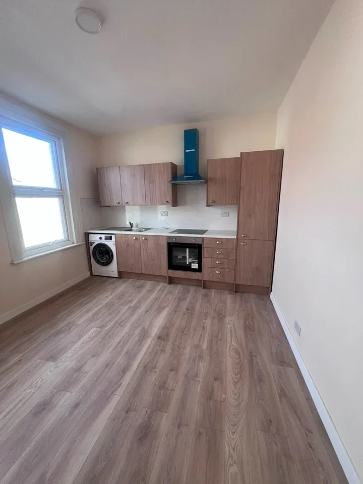 Flat Thorpe Road in Greater London