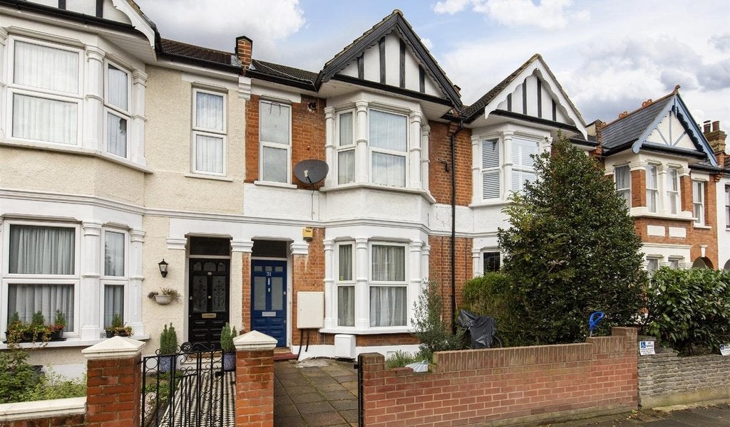 Flat Harpenden Road in Greater London