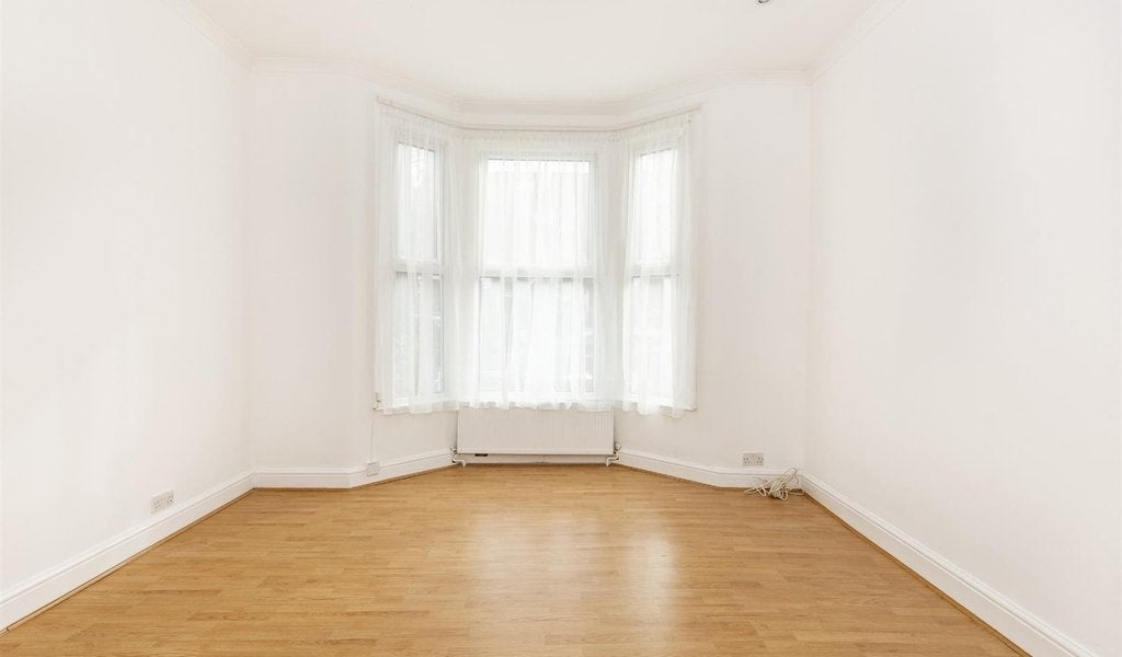 Flat Harpenden Road in Greater London