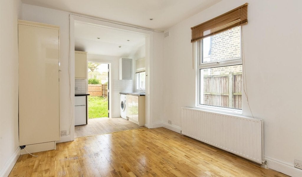 Flat Harpenden Road in Greater London