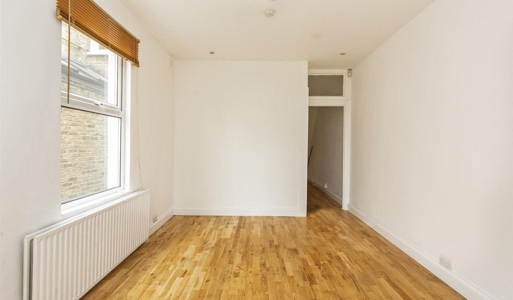 Flat Harpenden Road in Greater London