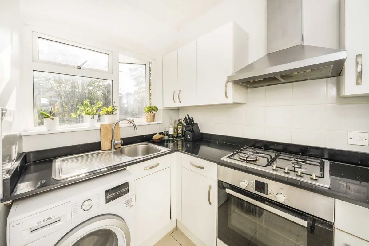 Flat Gracefield Gardens in Greater London