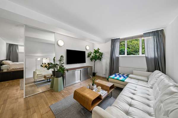 Flat Petersham Road in Greater London