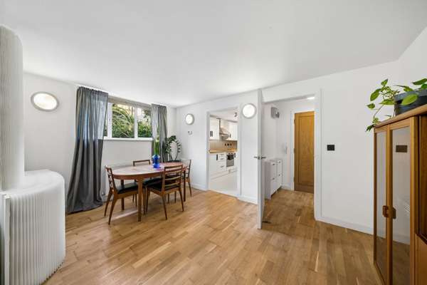 Flat Petersham Road in Greater London