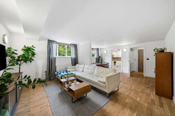 Flat Petersham Road in Greater London