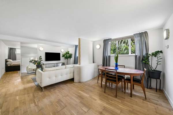Flat Petersham Road in Greater London