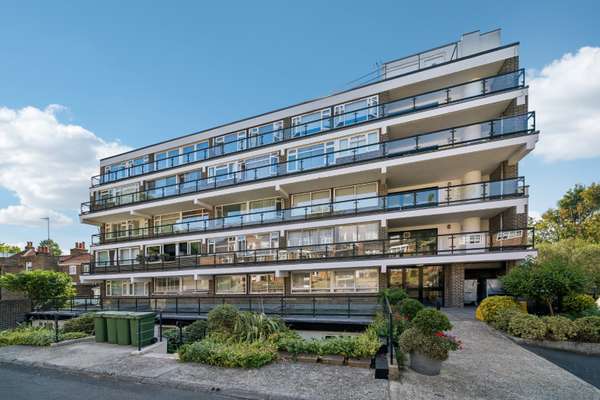 Flat Petersham Road in Greater London