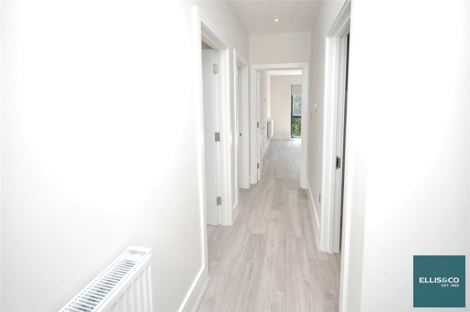 Flat Woodside Park Road in Greater London