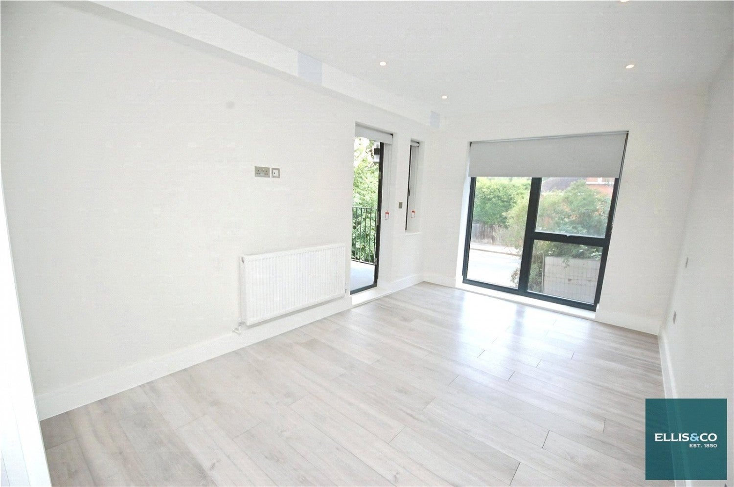 Flat Woodside Park Road in Greater London