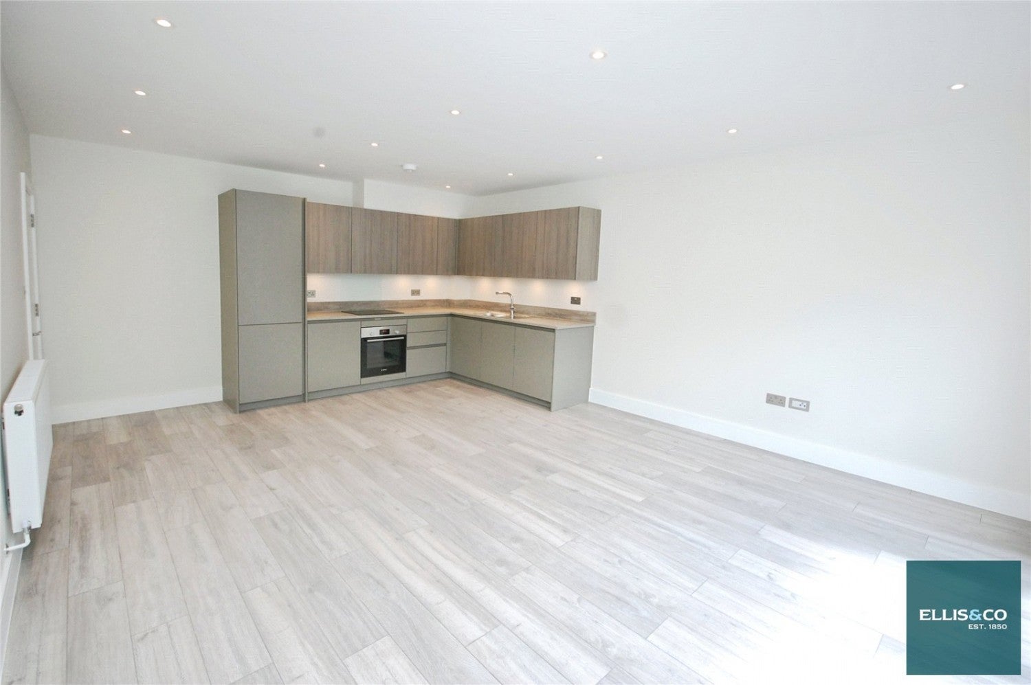 Flat Woodside Park Road in Greater London
