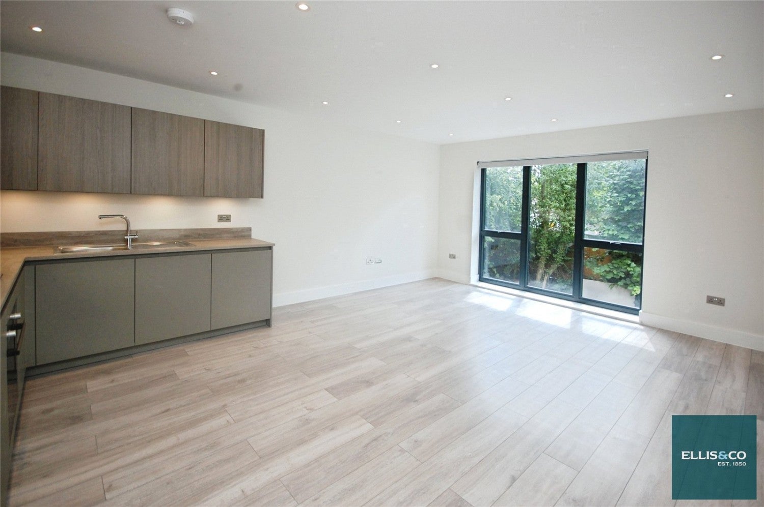 Flat Woodside Park Road in Greater London