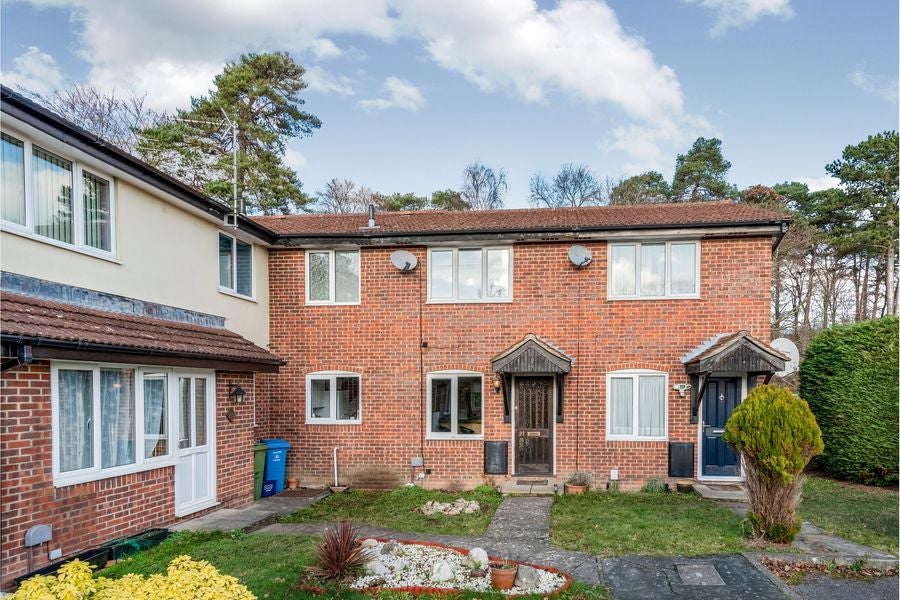 House Kingfisher Close in Rushmoor