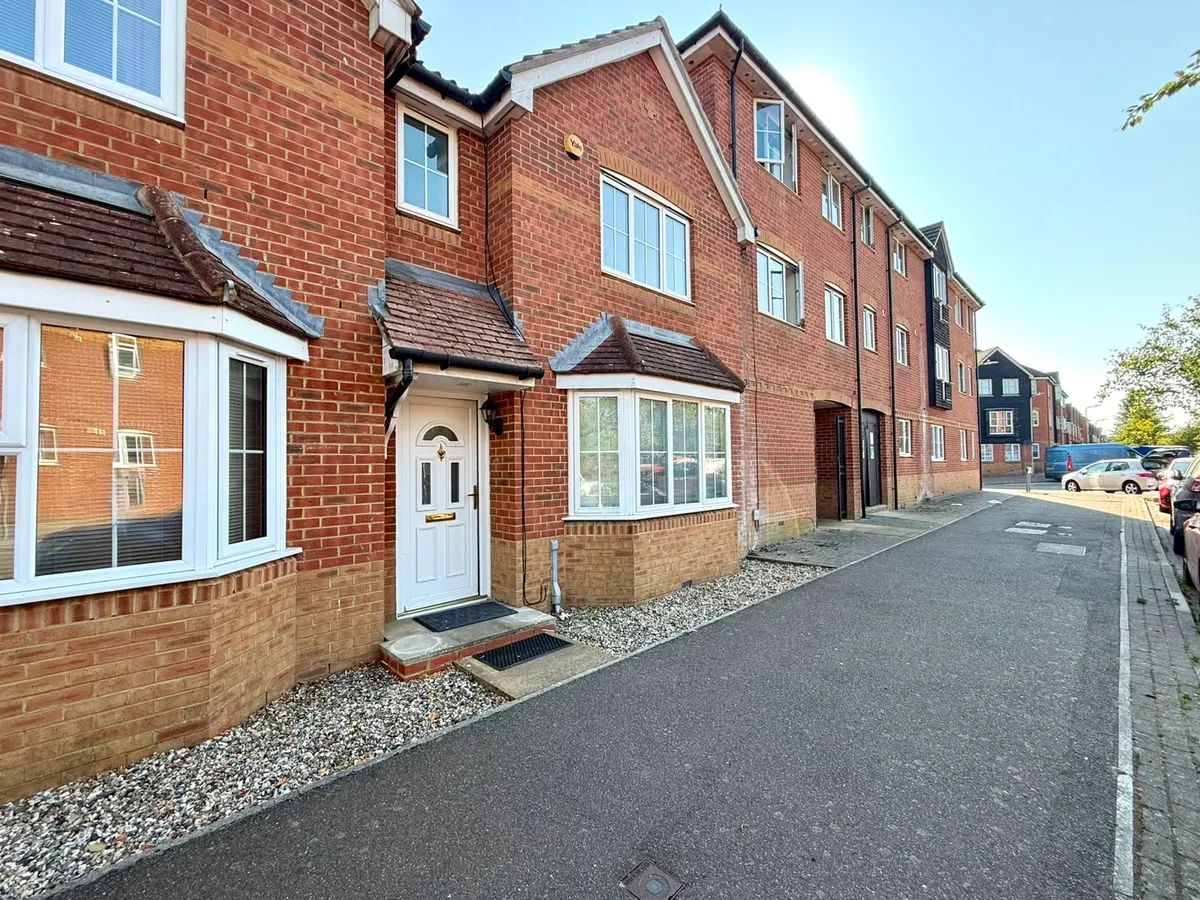 Flat Fairview Drive in Ashford