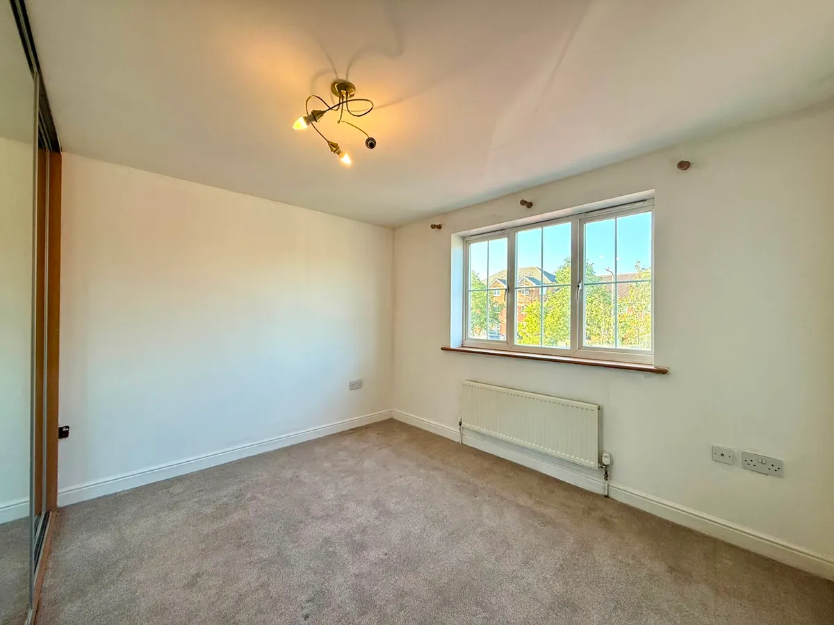 Flat Fairview Drive in Ashford