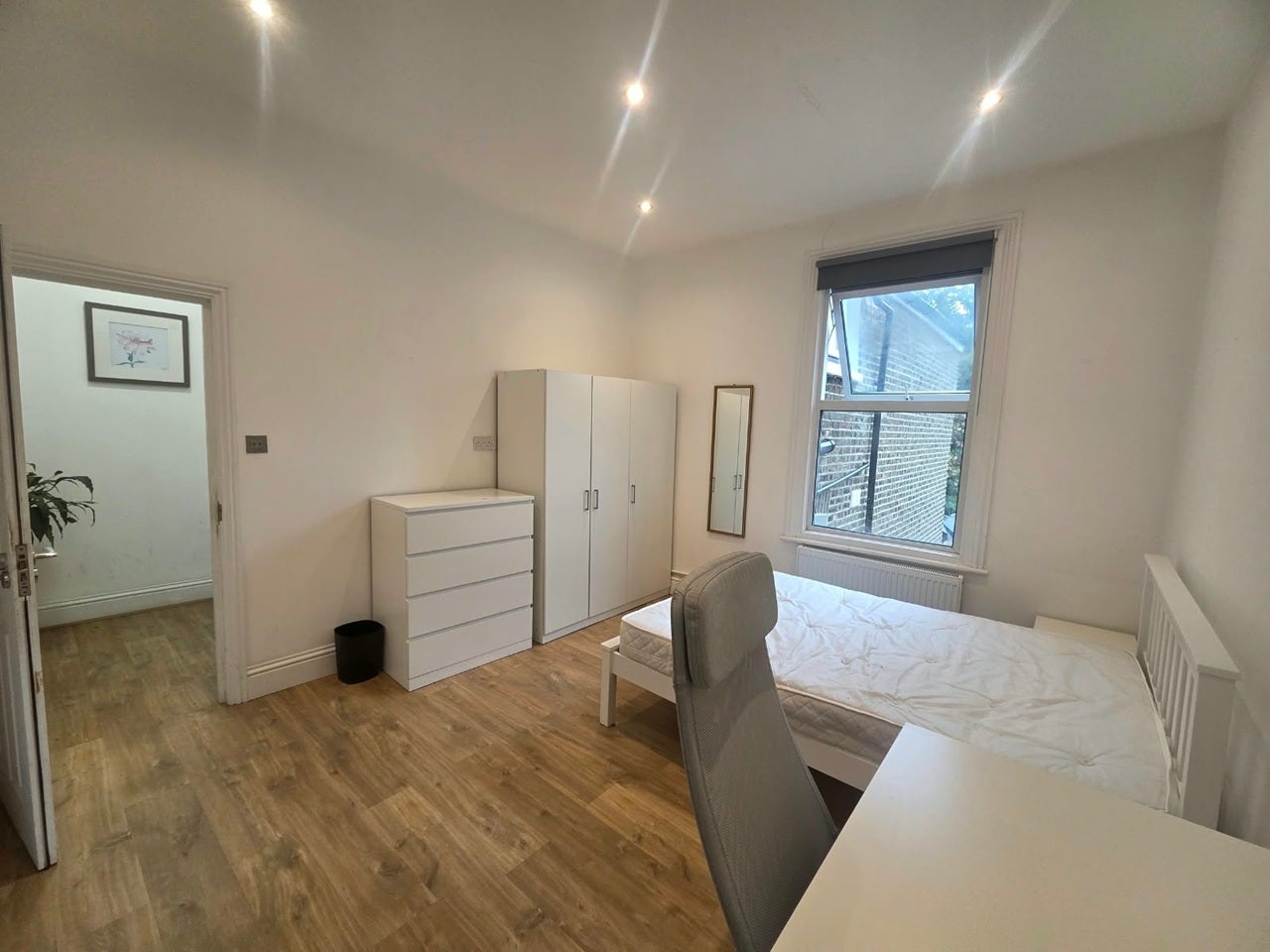 Room Filey Avenue in Greater London