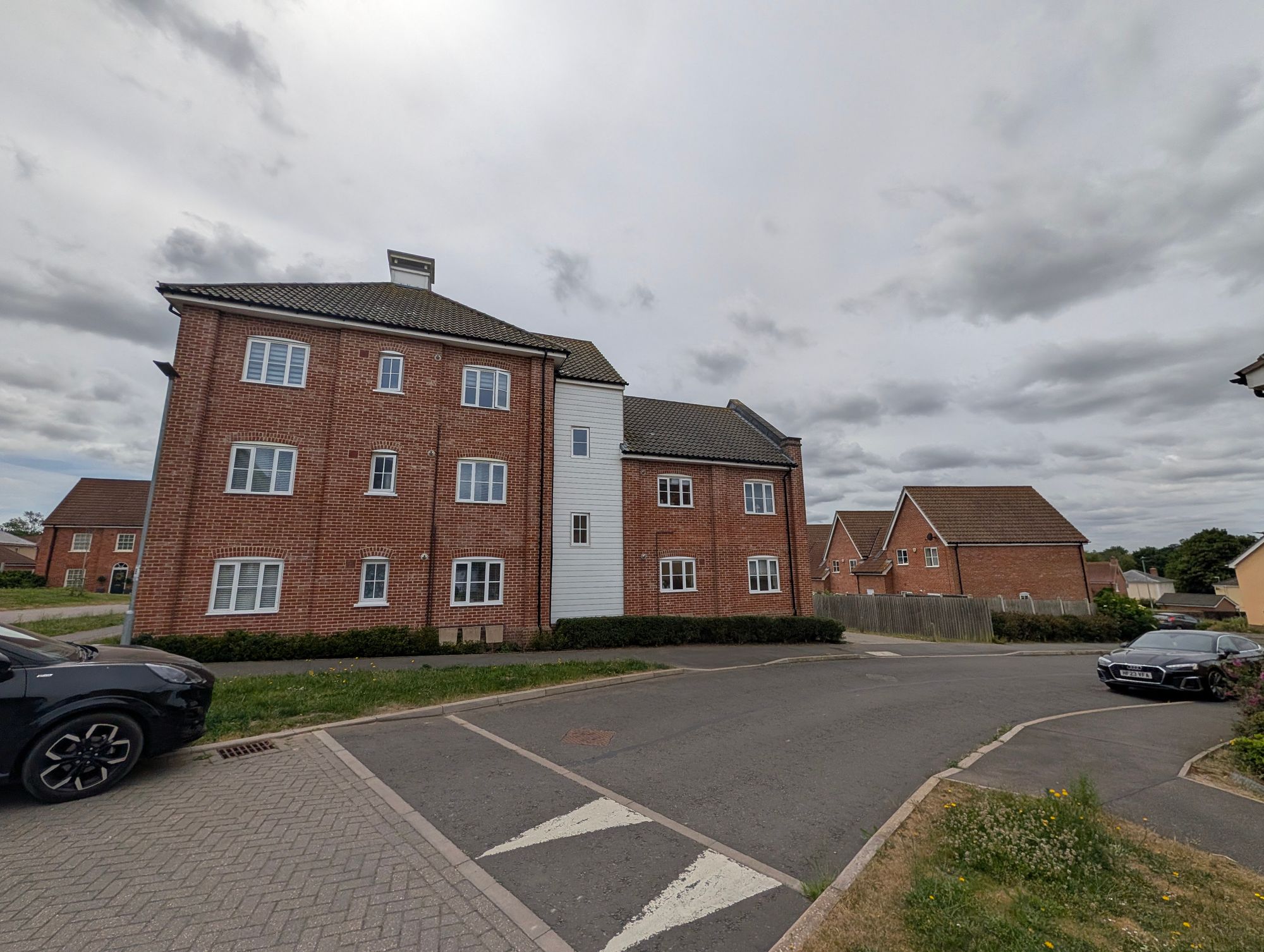 Flat Warren Avenue in East Suffolk