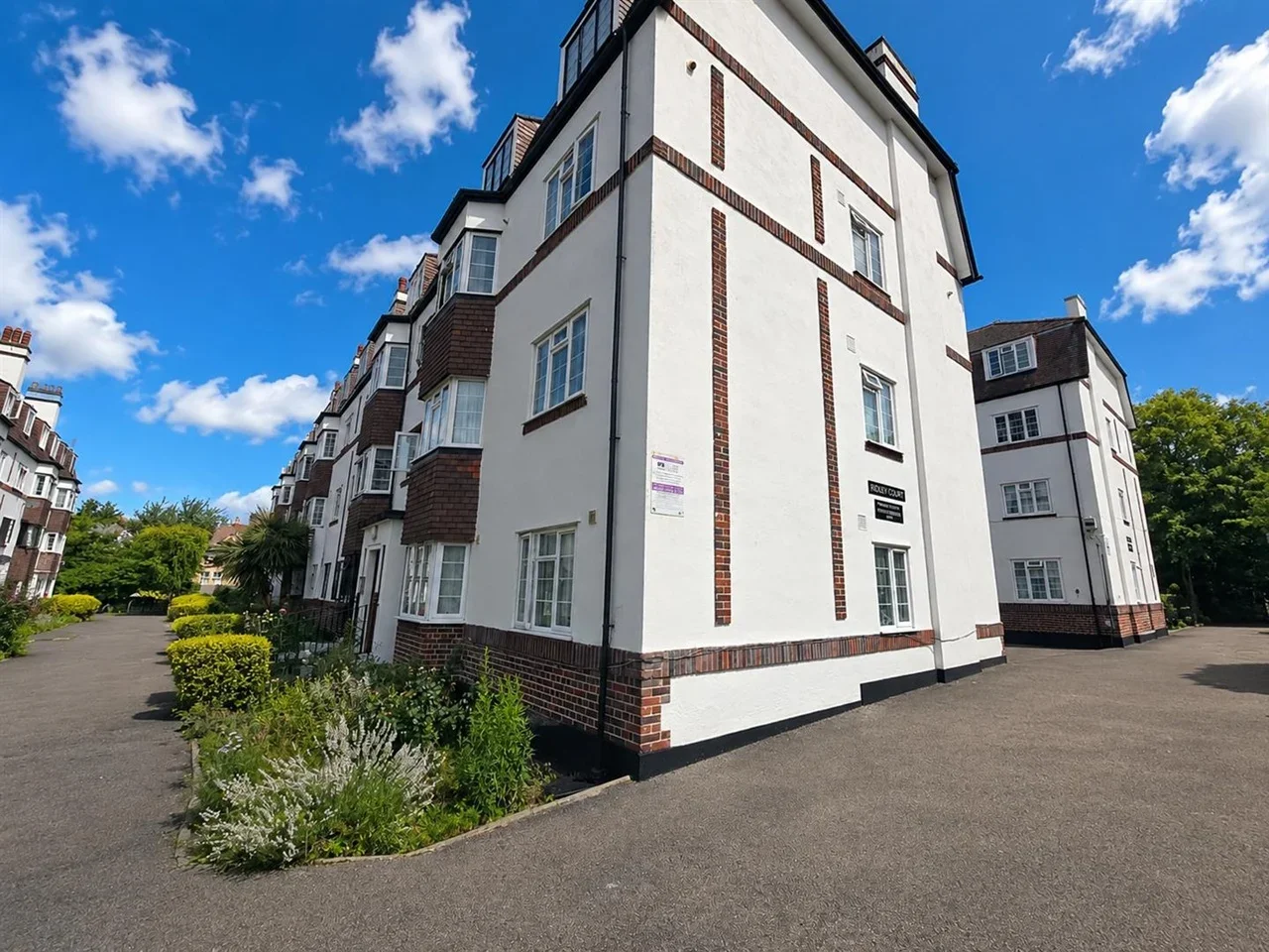 Flat Barrow Road in Greater London