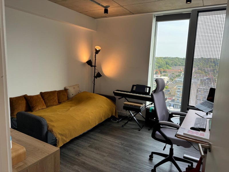 Room Felixstowe Road in Greater London