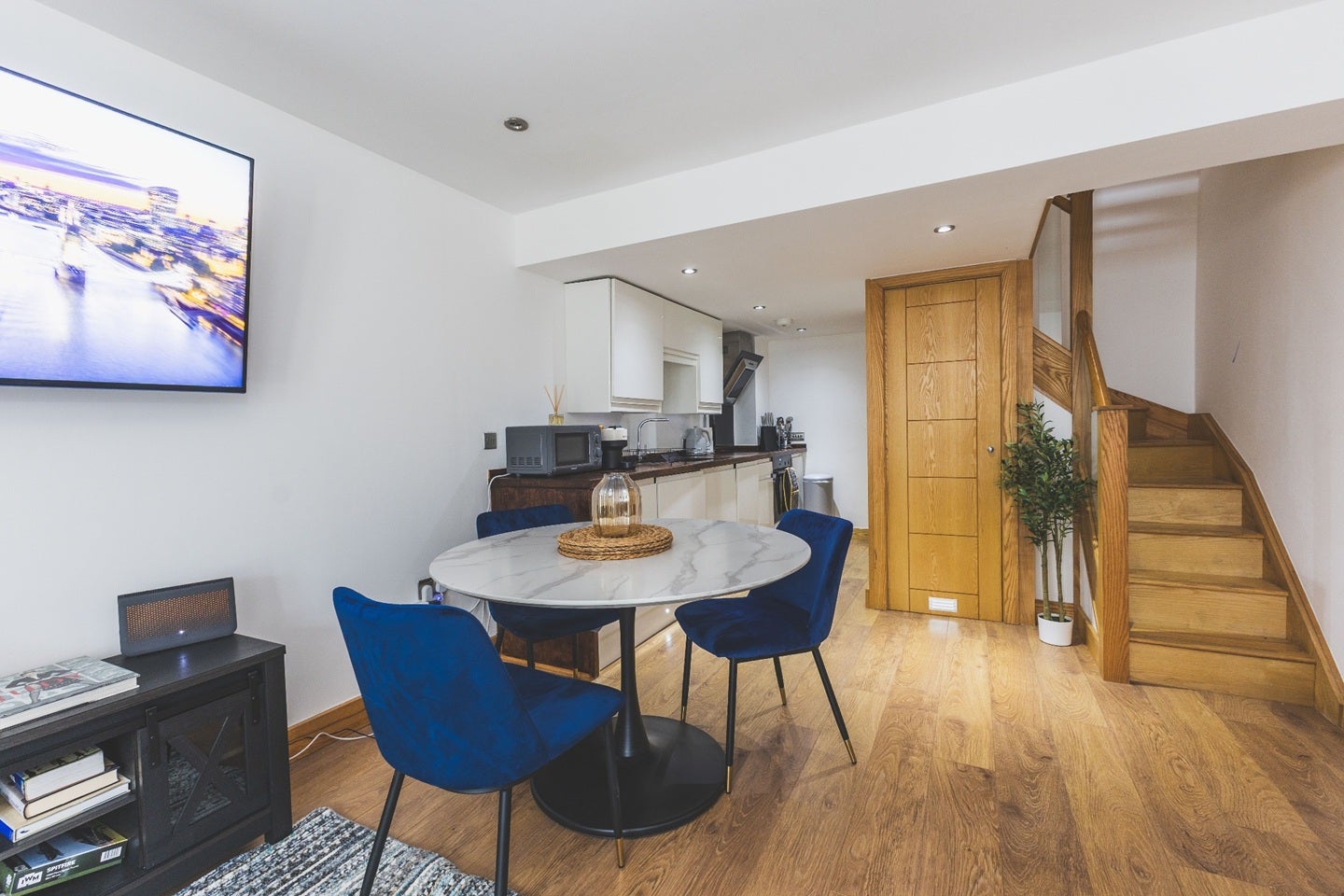 Flat Bridle Lane in Greater London