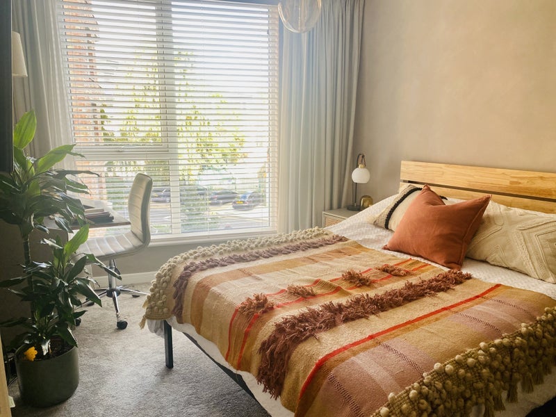 Room Avenue Road in Greater London