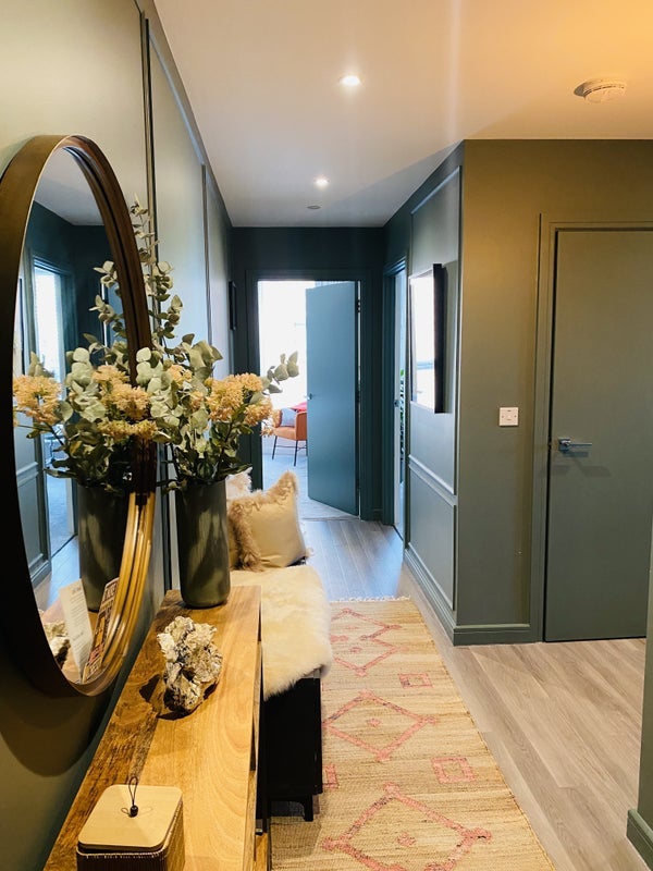 Room Avenue Road in Greater London