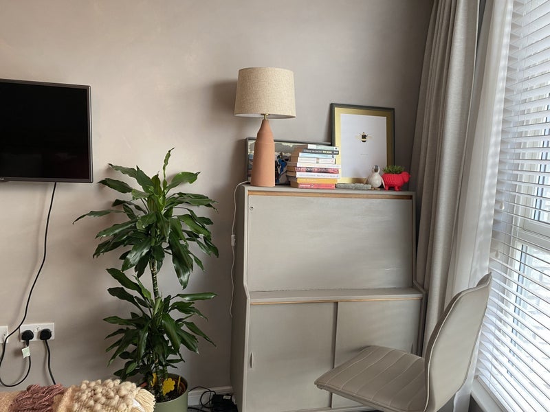 Room Avenue Road in Greater London