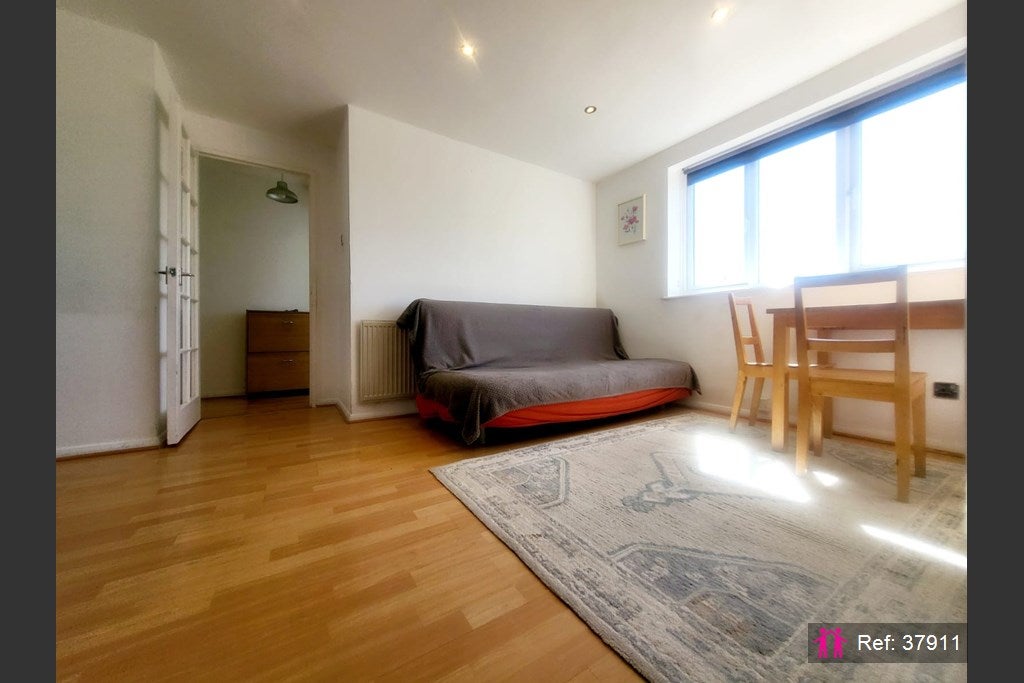 Flat Ferguson Close in Greater London