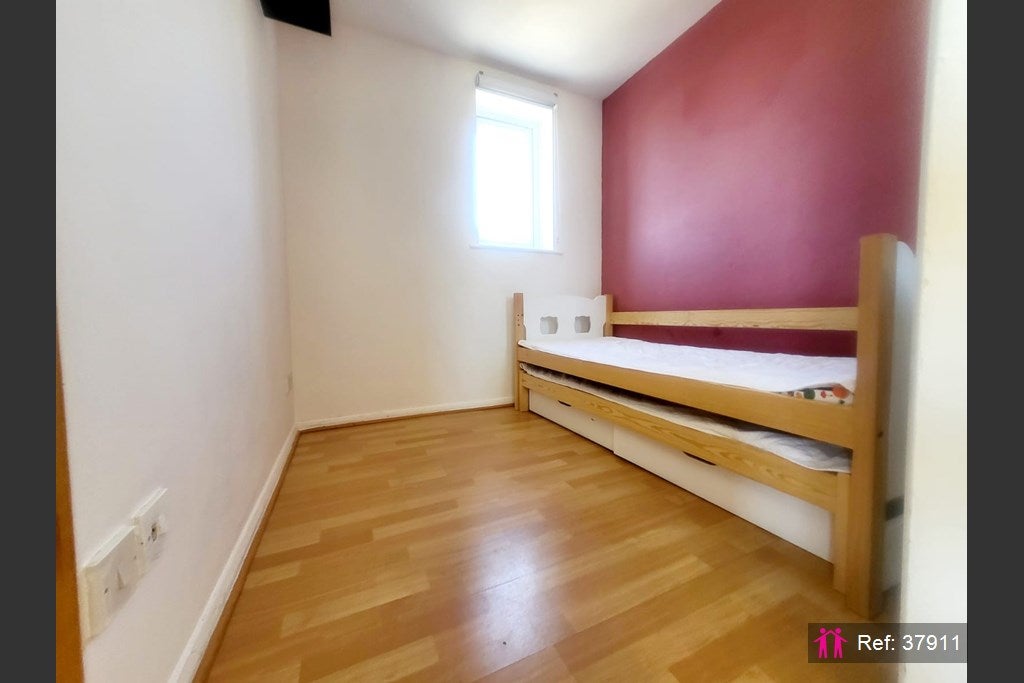 Flat Ferguson Close in Greater London