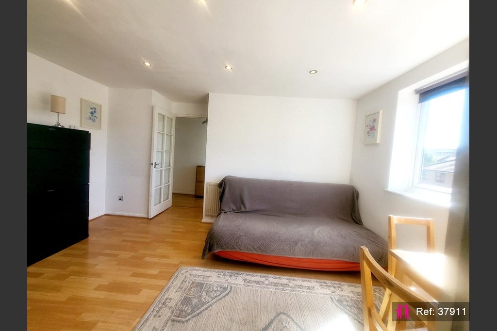 Flat Ferguson Close in Greater London