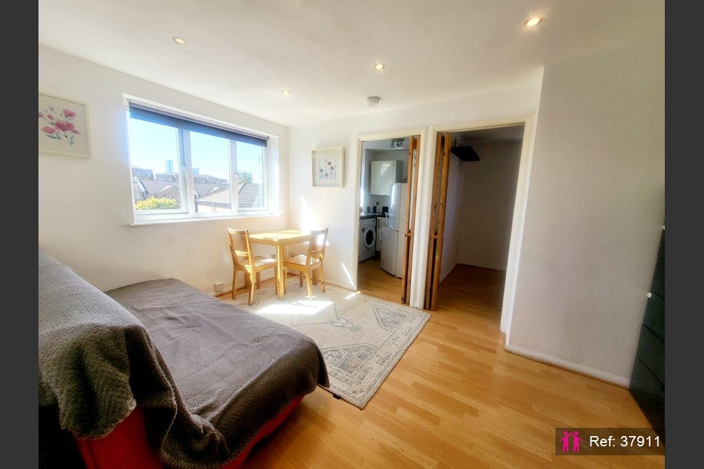 Flat Ferguson Close in Greater London