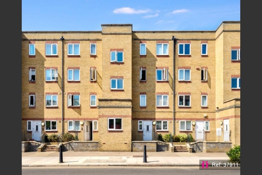 Flat Ferguson Close in Greater London