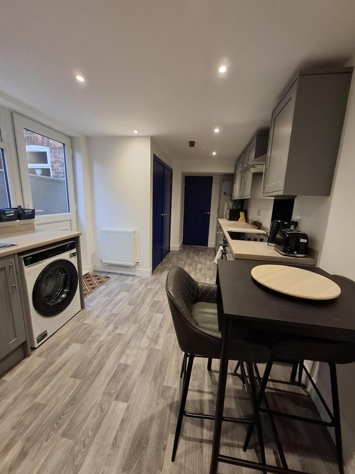 Room Heneage Road in Grimsby