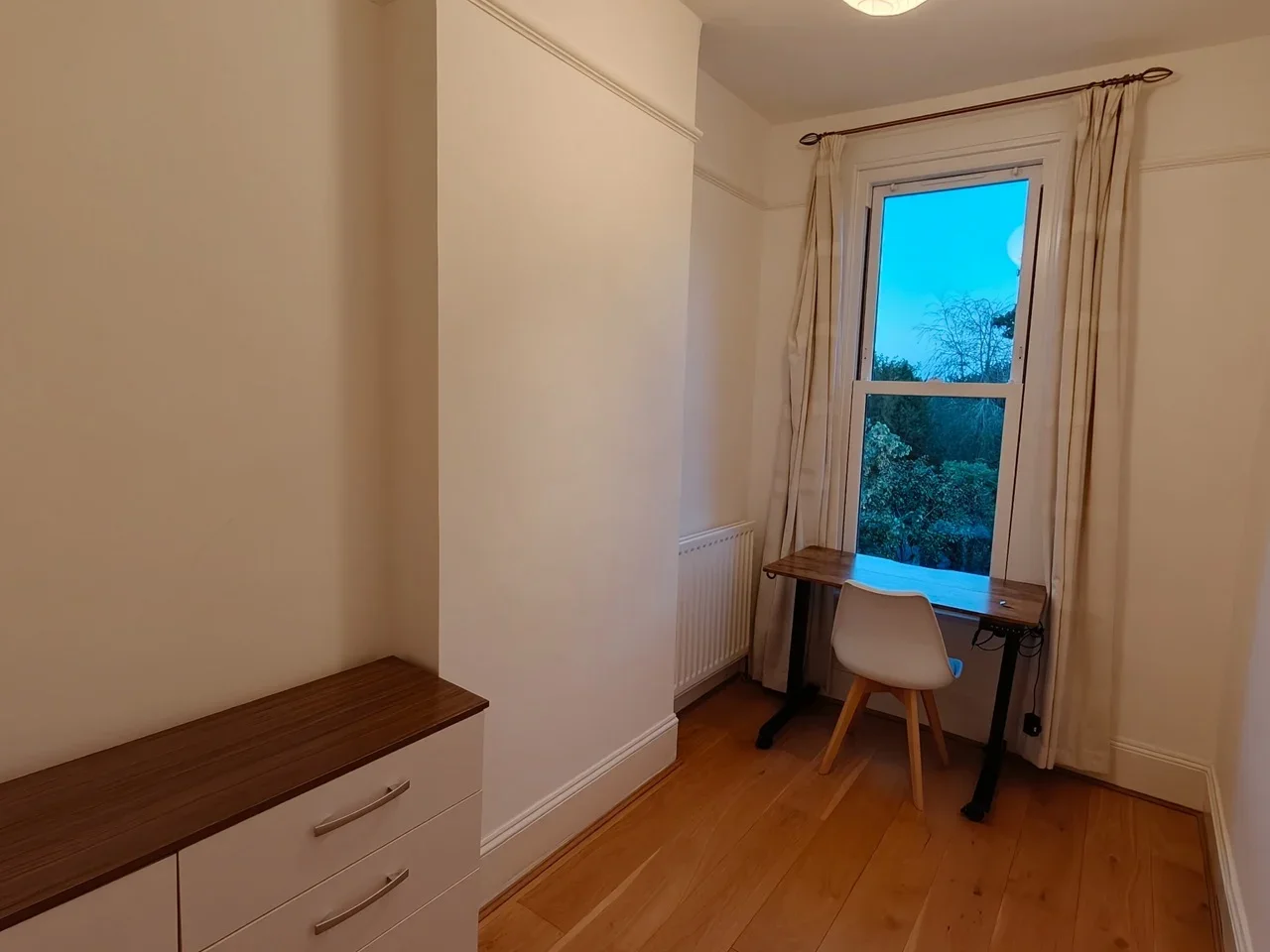 Flat Mattock Lane in Greater London