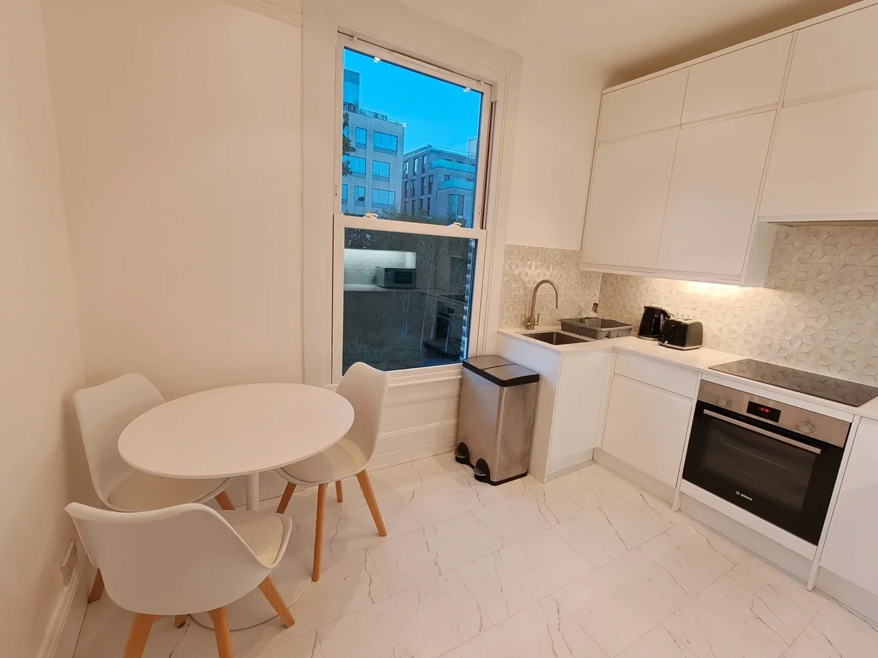 Flat Mattock Lane in Greater London