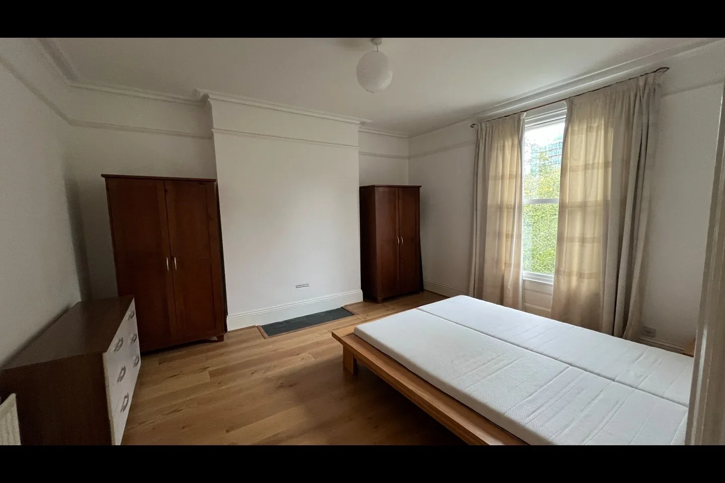 Flat Mattock Lane in Greater London