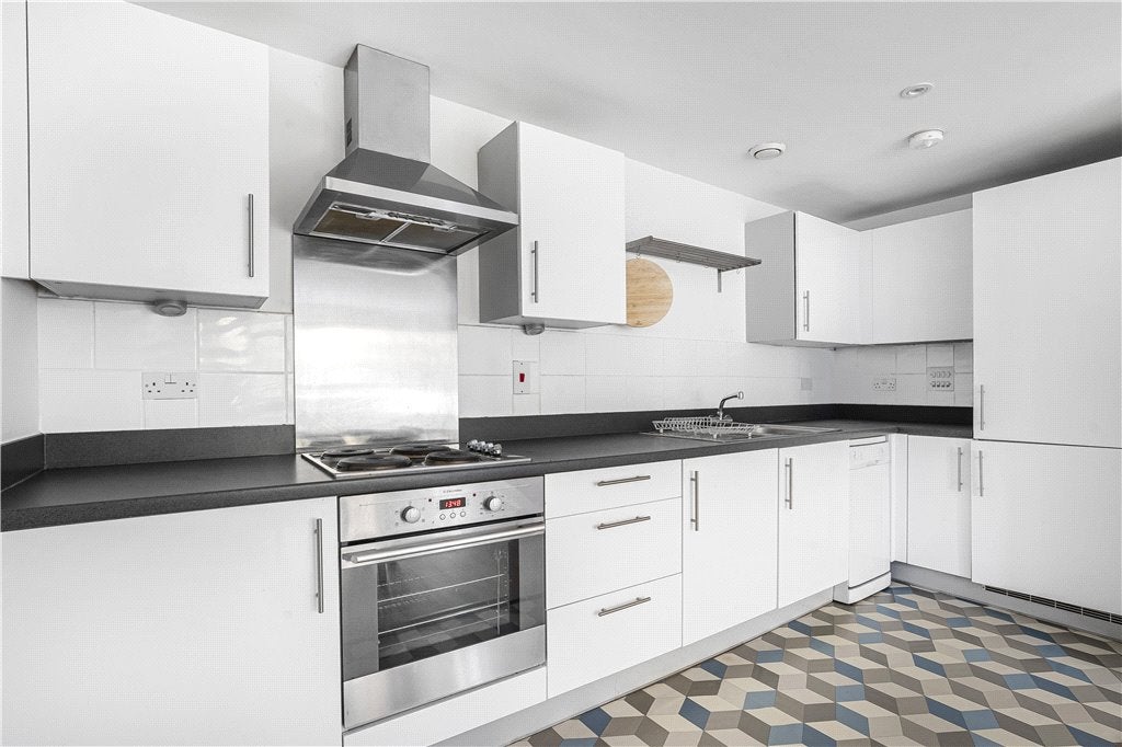 Flat Spa Road in Greater London