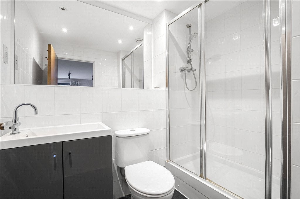 Flat Spa Road in Greater London