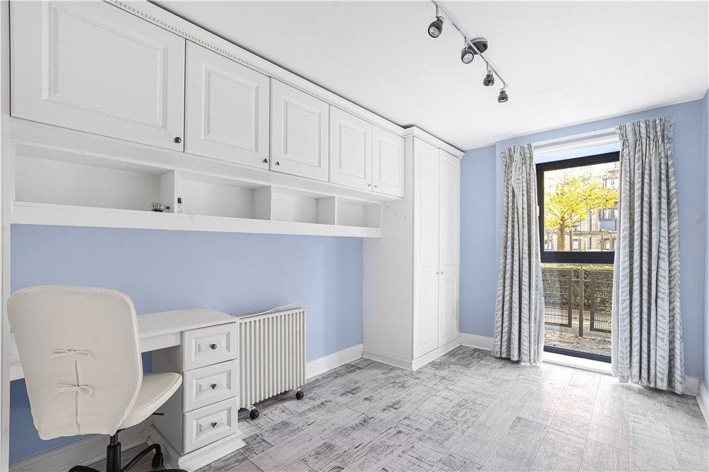 Flat Spa Road in Greater London