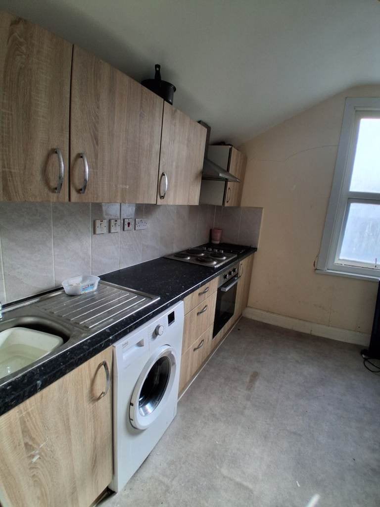 Flat Avington Grove in Greater London