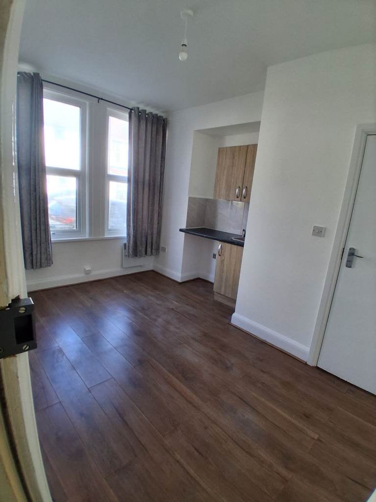 Flat Avington Grove in Greater London