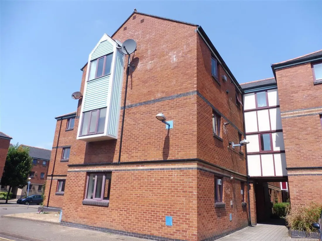 Flat Abernethy Quay in Swansea