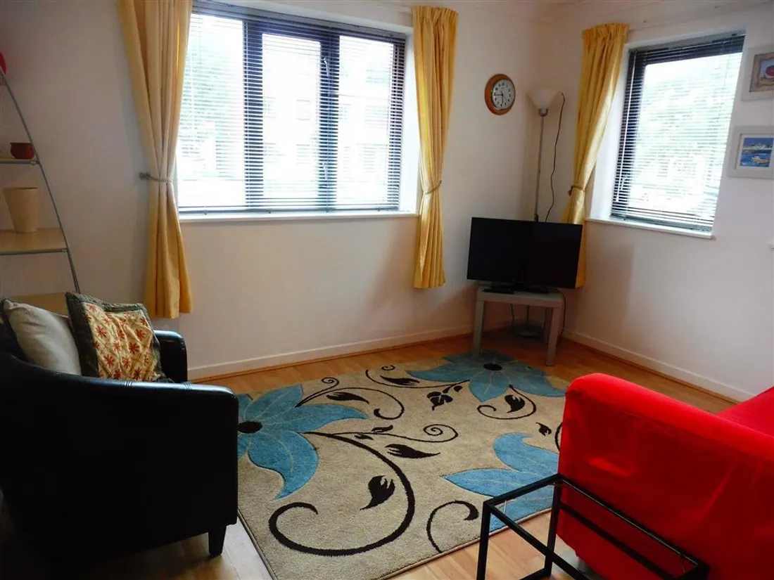 Flat Abernethy Quay in Swansea