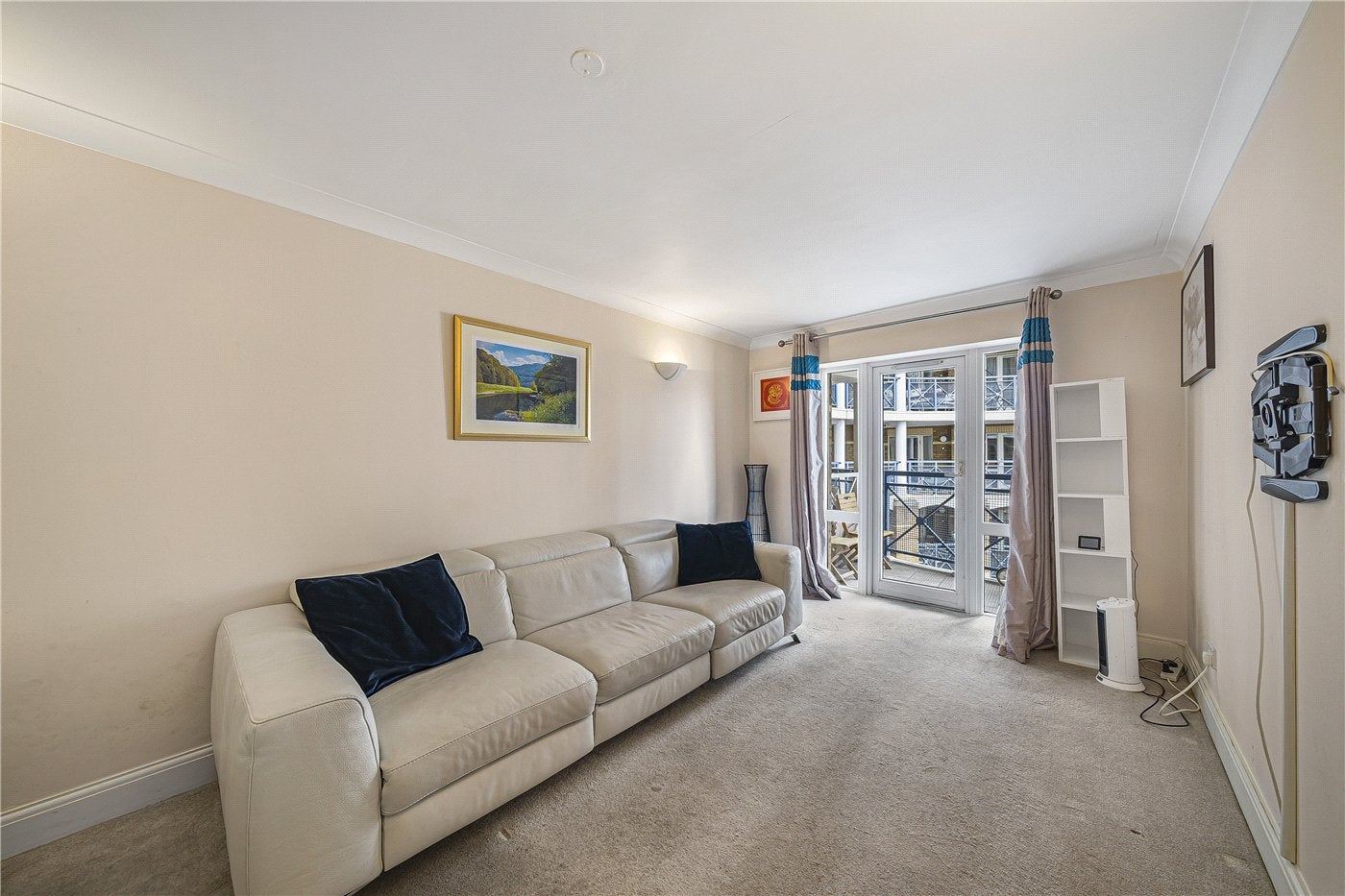 Flat Rotherhithe Street in Greater London